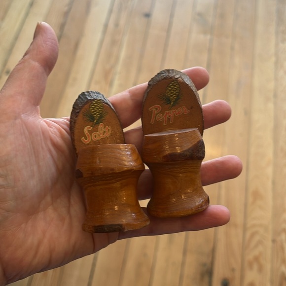 Vintage rustic wooden  salt and pepper shakers - Picture 2 of 4
